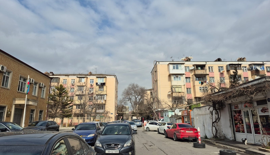 Maşın çoxaldı, həyətlər parkinqə çevrildi – Bakının bitməyən problemi -