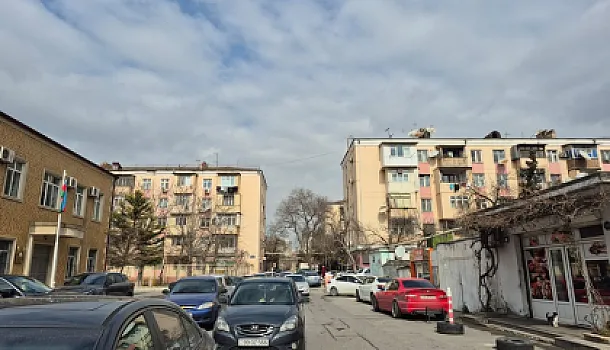 Maşın çoxaldı, həyətlər parkinqə çevrildi – Bakının bitməyən problemi -