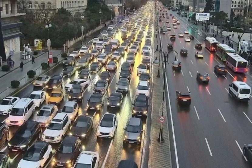 Hazırda 14 yolda tıxac VAR...