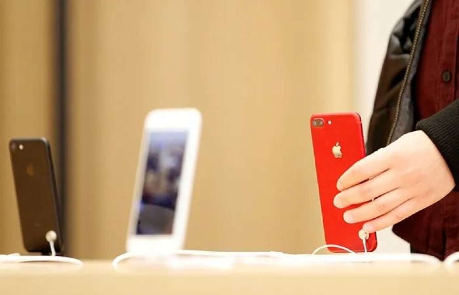 Dubaydan ölkəmizə gətirilən mobil telefonlar bahalaşa bilər -