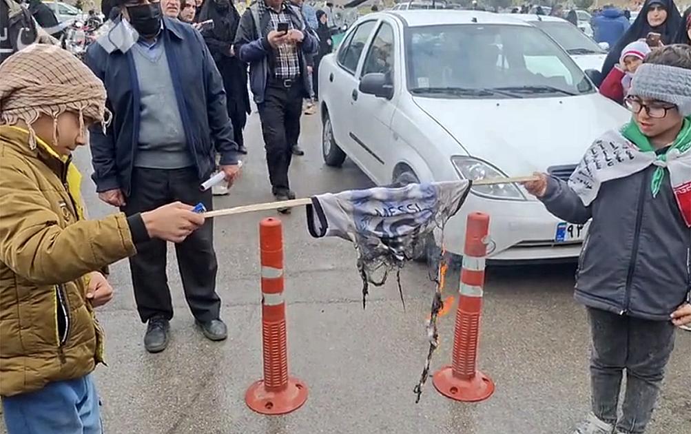 Messinin formasını yandırdılar - 