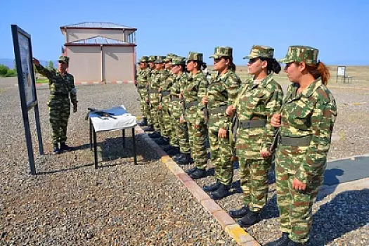 Qadınların müddətdən artıq həqiqi hərbi xidmət dövrü azaldılır