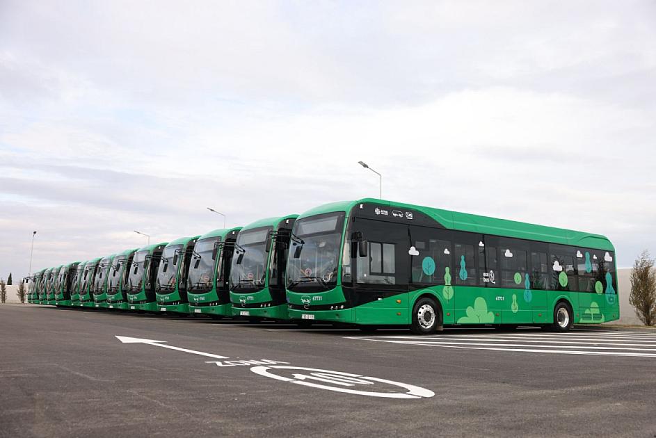 Elektrikli avtobuslar sərnişinləri 