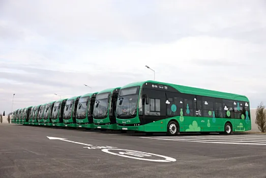 Elektrikli avtobuslar sərnişinləri 