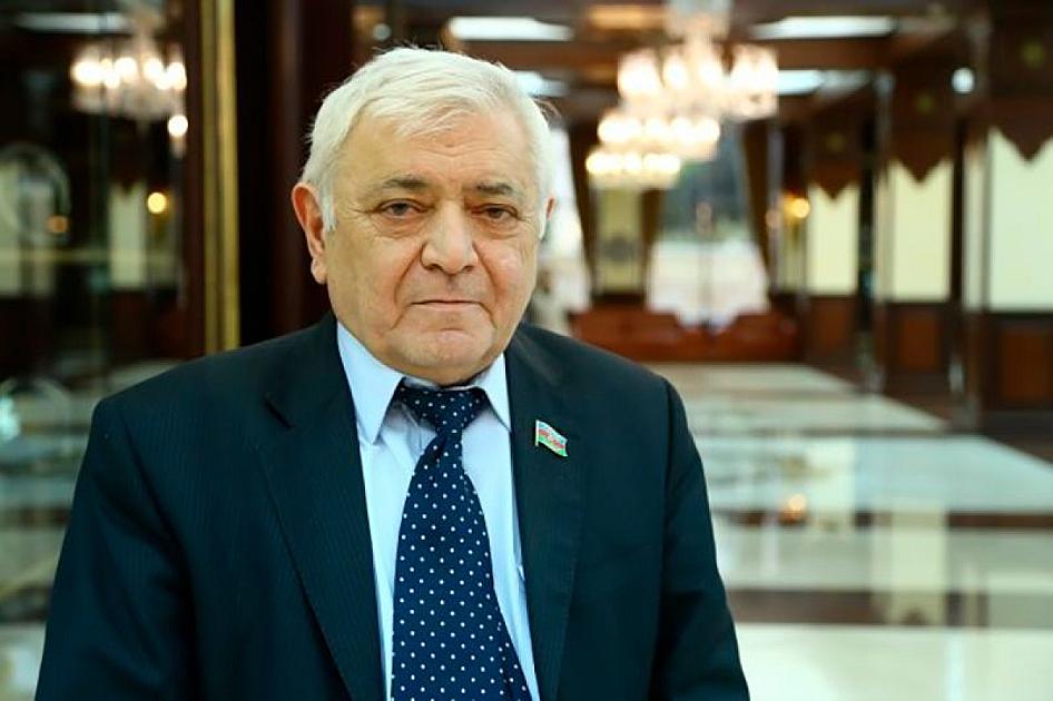 Aqil Abbas: “Adamı vəzifə ilə tanıyırlar ki?”