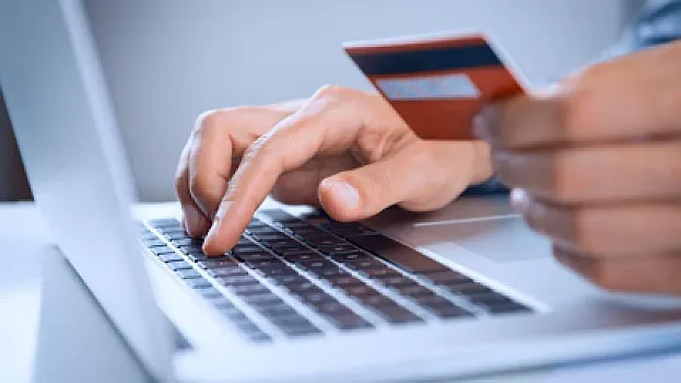 Kartdan pul oğurlayan "bank əməkdaşı" saxlanıldı