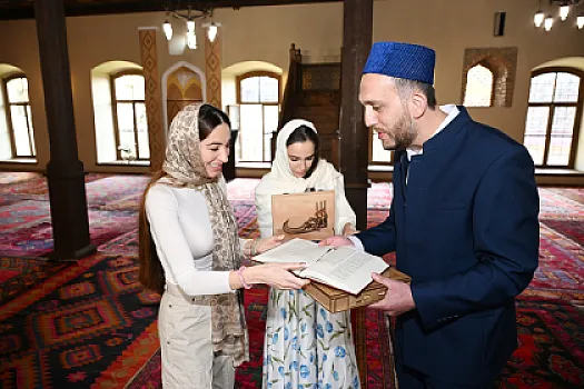 Leyla Əliyeva və Arzu Əliyeva Şəkidə Xan məscidini ziyarət ediblər -