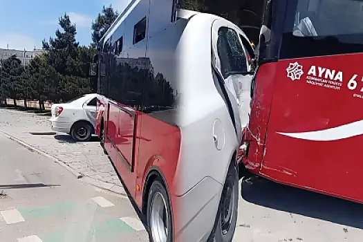 Bakıda avtobusla minik maşını toqquşdu -