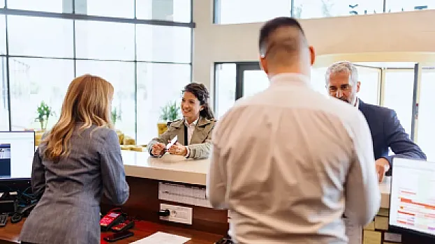 Hotellər ən çox gəliri nədən əldə edir?