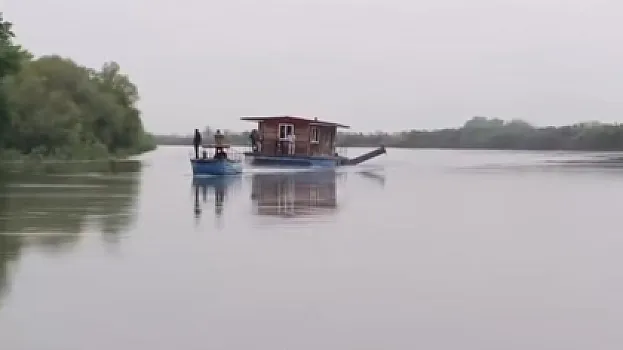 Kür məcrasından çıxır - 