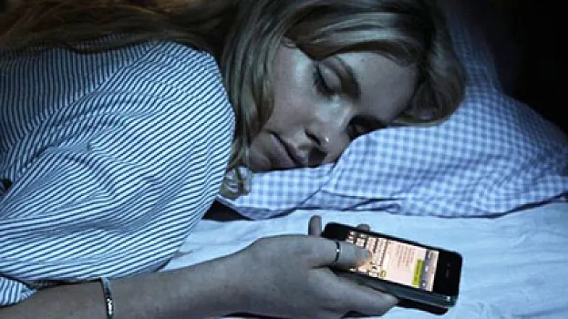 Telefonu başınızın yanında saxlayıb yatırsınız? —