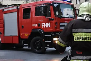 Salyanda minik avtomobili yandı