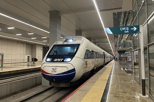İstanbulda metro qatarı relsdən çıxıb