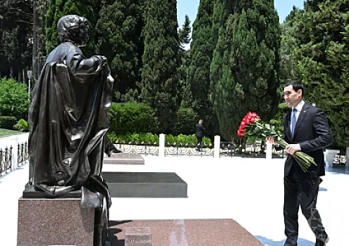 Türkmənistan Prezidenti Ümummilli Lider Heydər Əliyevin məzarını ziyarət edib — FOTOLAR