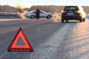 Abşeronda yük maşını idarəetmədən çıxaraq məhəccərlərə çırpıldı