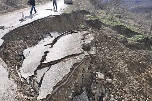 Şamaxıda torpaq sürüşməsi yolları yararsız hala salıb: