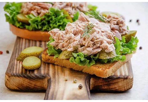 Yağda və ya öz şirəsində tuna: hansını seçmək daha yaxşıdır və hansı yeməklər üçün