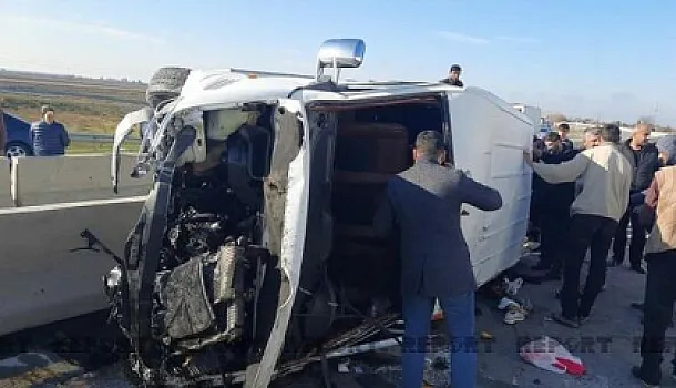 Fəhlələri daşıyan mikroavtobus qəzaya uğradı - 