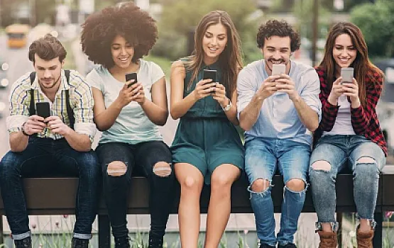 Niyə bugünkü gənclər görüş zamanı telefondan ayrılmır?