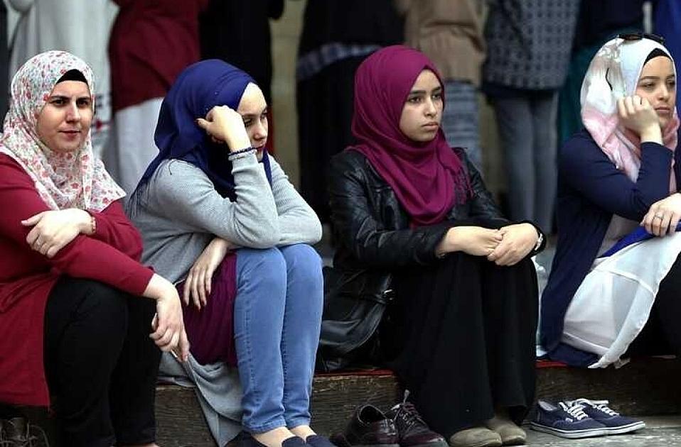 Qara hicab geyinənlər və saqqal saxlayanlar