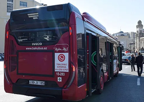 Bakıda avtobusda qadın sərnişin yıxılaraq xəsarət aldı 