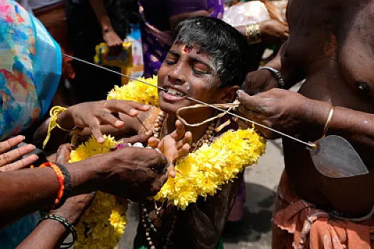 Hindistan və Britaniyada hindular ilahələrə ehtiramlarını belə ifadə etdilər