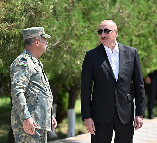 İlham Əliyev hərbi hissələrə Döyüş bayraqlarını təqdim etdi - 