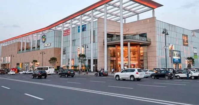 Vətəndaşlar "Gənclik Mall"dan təxliyə edilir -