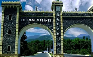 50 yaşlı kişi xaricdən gəlib 17 yaşlı