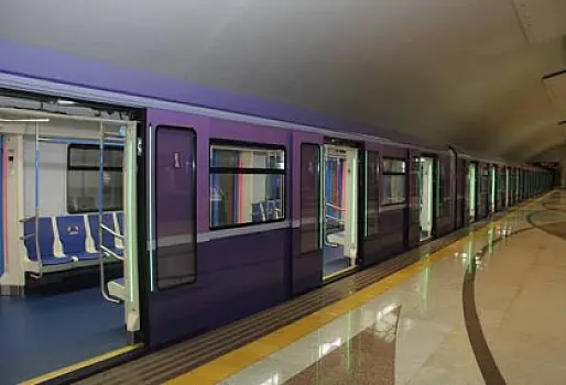 Sərnişin metroda qatar yoluna düşdü