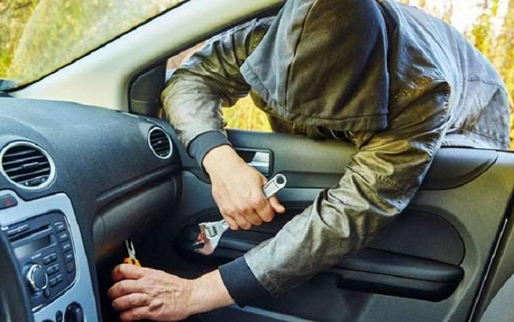 Bakıda avtomobildən 78 min manat oğurlandı