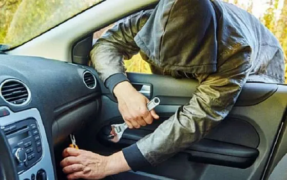 Bakıda avtomobildən 78 min manat oğurlandı
