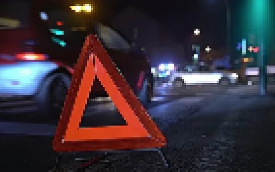 “Mercedes” ağaca çırpılaraq aşdı