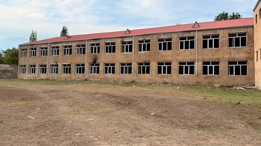Uçuq divarlar, sınıq partalar, antisanitar vəziyyət -