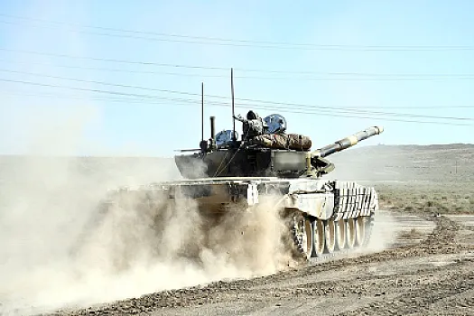 Tanklar, hərbi maşınlar, əsgərlər.... 